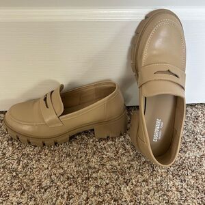 Cushionaire Women’s  Tan Chunky Lug Sole Platform Loafer Size 7.5 Memory Foam